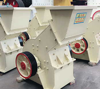 The bluestone hammer crusher is composed of a box body, a rotor, a hammer head, a counterattack liner, and a sieve plate. It can directly crush materi…