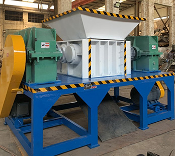 The scrap car shredder adopts a fixed knife and a movable knife to combine with each other, and when the material enters the casing, it plays the role…